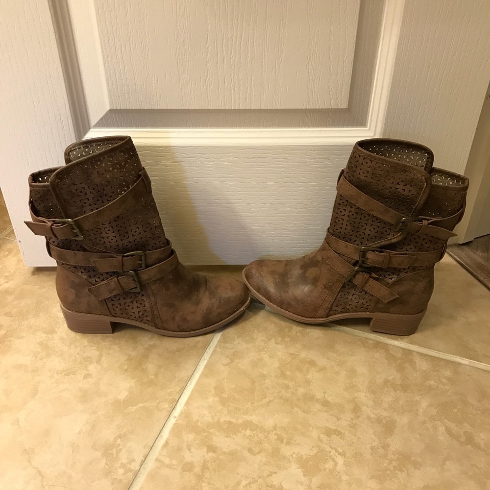 Boots - Picture 2 of 5